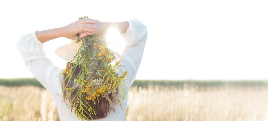 Frau mit Blumen in der Hand